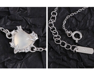 Gros plan du pendentif cœur en argent S925 avec pierre de lune et chaîne à maillons fins