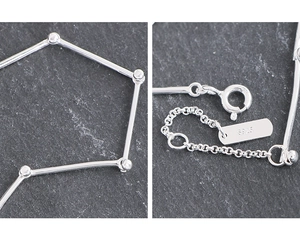 Détail du bracelet en argent S925 avec maillons bambou, fermoir à ressort et étiquette