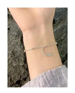 Gros plan du bracelet en argent S925 avec poinçon sur le poignet d'une femme