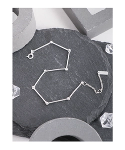 Gros plan détaillé de la chaîne en argent sterling S925 au design minimaliste bambou