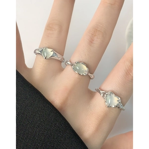Ensemble de 3 bagues en argent S925 avec pierres précieuses vertes en forme de cœur sur main