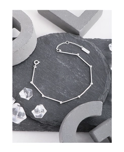Détail d'un bracelet en argent sterling S925 à maillons bambou sur pierre noire