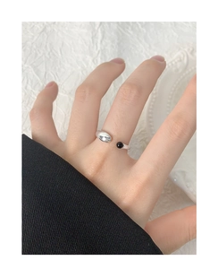 Close-up of S925 silver U-shaped ring with black onyx and water drop design on hand