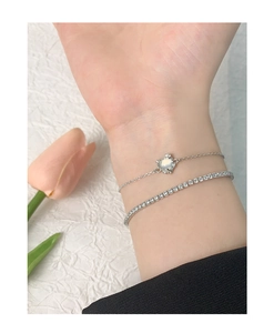 Gros plan sur l'ensemble bracelet cœur agate S925 et chaîne tennis brillante