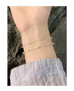 Détail d'un ensemble de bracelets chaîne bambou en argent S925 porté au poignet