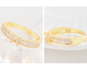 Gros plan détaillé du poinçon S925 et du nœud en zircon sur une bague en argent doré