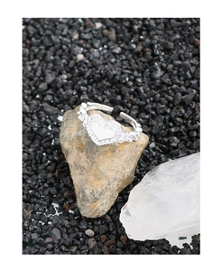 Detailed view of S925 sterling silver heart ring with pleated texture on natural stones