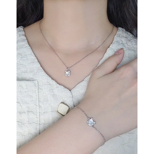 Parure de bijoux coeur en argent S925 avec collier et bracelet en agate sur un mannequin