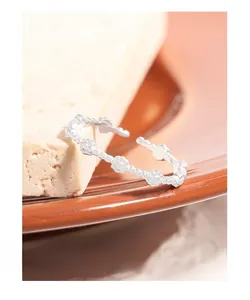 Vista dettagliata di un anello in argento sterling S925 con motivi a piccoli fiori di margherita