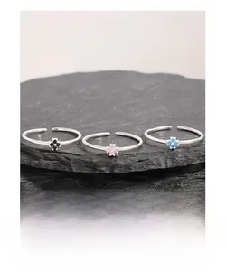 Vue détaillée de trois bagues fleurs en argent S925 avec zircons noirs, roses et bleus