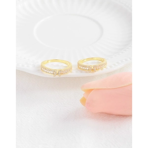 Bague élégante en or avec motif H et cristaux de zircon étincelants pour un look de luxe