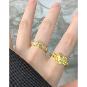 Ensemble élégant de deux bagues dorées avec nœud en zircon et design de cœur poli
