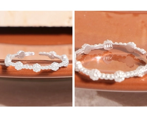 Dettaglio dell'anello in argento sterling S925 con motivi floreali e marchio S925