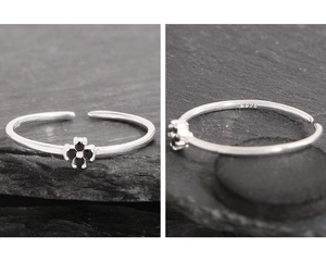 Détail de la bague en argent S925 avec fleur en pierre noire et gravure poinçon