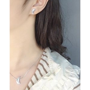 Polished S925 silver moon stud earrings and necklace set worn by a female model