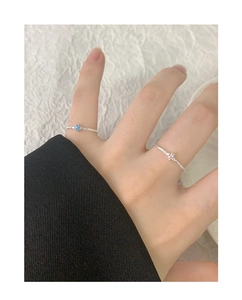 Vue macro de la bague fleur en argent S925 avec de délicats zircons bleus et roses
