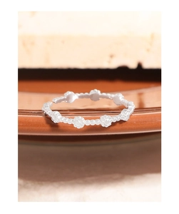 Primo piano dell'anello regolabile in argento S925 con design a piccoli fiori