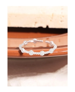 Macro dell'anello in argento sterling S925 con piccoli fiori e perline sottili