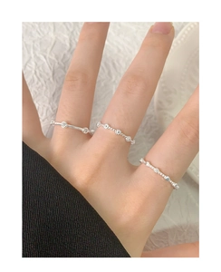 Primo piano di anelli a fiore minimalisti in argento S925 con zirconi incastonati