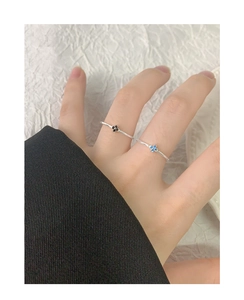 Vue détaillée de bagues en argent S925 avec fleurs en zircone bleues et noires