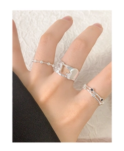 Dettaglio di anelli in argento sterling S925 con motivi floreali e geometrici