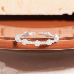 Anello aperto in argento sterling S925 con motivo a fiori lucidi su vassoio ceramica