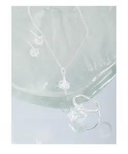 Détail de la parure en argent sterling S925 avec collier étoile à quatre branches et bague