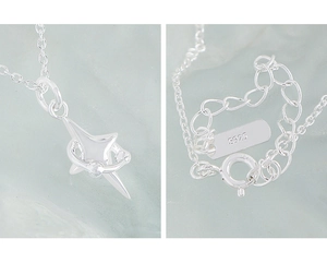 Gros plan du pendentif étoile en argent S925 avec détails du fermoir et poinçons
