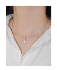 Gros plan d'un collier pendentif étoile en argent S925 sur un mannequin en blanc