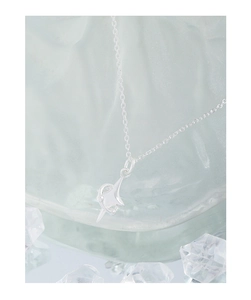 Gros plan d'un collier pendentif étoile en argent sur cristaux de glace décoratifs