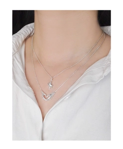 Détail du collier en argent S925 à deux rangs avec étoile et pendentif mains en cœur