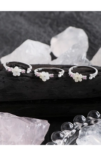 Détail macro de la bague en argent S925 avec pétales en nacre naturelle et zircons roses