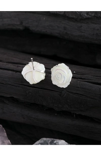 Vue macro du poinçon S925 sur des boucles d'oreilles roses en nacre pour femmes