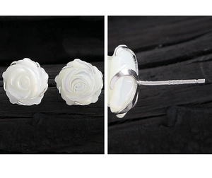 Détail macro du poinçon S925 sur des boucles d'oreilles rose en nacre pour femme