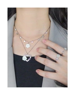 Détail d'un collier double en argent S925 et d'un ensemble bague fleur en nacre