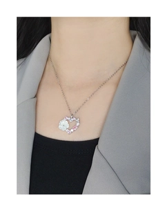 Détail du collier coeur en argent S925 avec zircon et fleur en nacre sur un mannequin