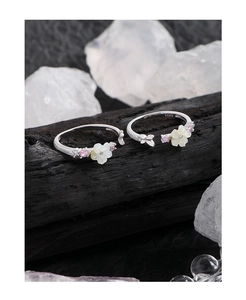 Détail d'une bague en argent S925 avec fleur en nacre naturelle et poinçon de qualité