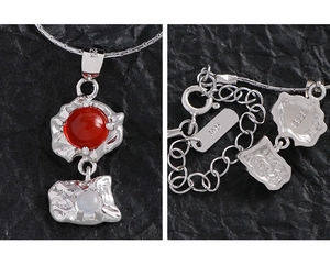 Vue détaillée du poinçon S925 sur pendentif en agate rouge avec chaîne en serpent