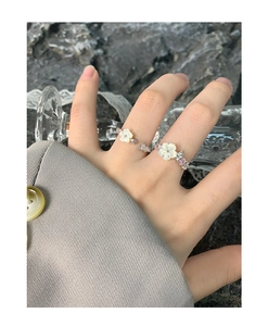 Détail d'une bague en argent S925 avec fleurs en nacre et accents de zircon rose