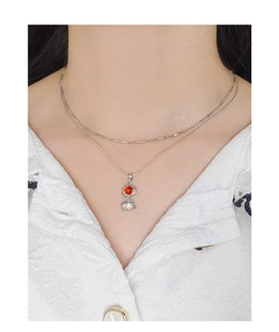 Détail du collier double rang en argent S925 avec agate rouge et perle sur dentelle