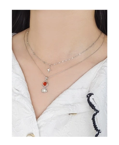 Détail du collier double rang en argent S925 avec perle rouge et pendentif étoile