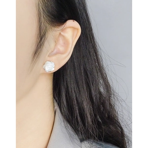 Élégantes boucles d'oreilles rose blanche en argent S925 portées par un mannequin