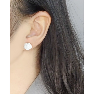 Élégantes boucles d'oreilles roses blanches en argent S925 pour femme sur une oreille