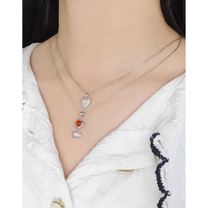 Collier double rang en argent S925 avec pendentif cœur et fleur en agate rouge sur mannequin
