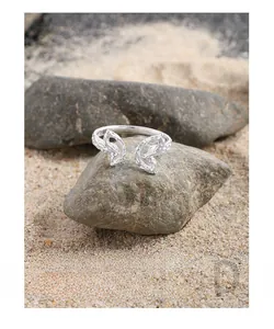 Détail macro de la bague papillon en argent massif S925 avec une texture martelée