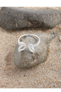 Détail de la bague papillon en argent S925 avec texture martelée sur des roches