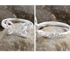 Détail macro du poinçon S925 sur la bague en argent à texture irrégulière pour femme