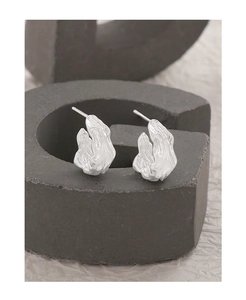 Nahaufnahme der S925 Sterling Silber Ohrstecker mit unregelmäßiger Wellentextur