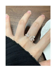 Détail de la bague papillon en argent massif S925 avec texture martelée portée au doigt