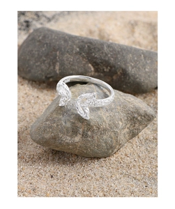 Détail macro d'une bague papillon en argent sterling S925 avec une texture organique